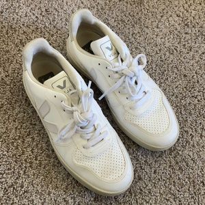 Size 8 Veja sneakers